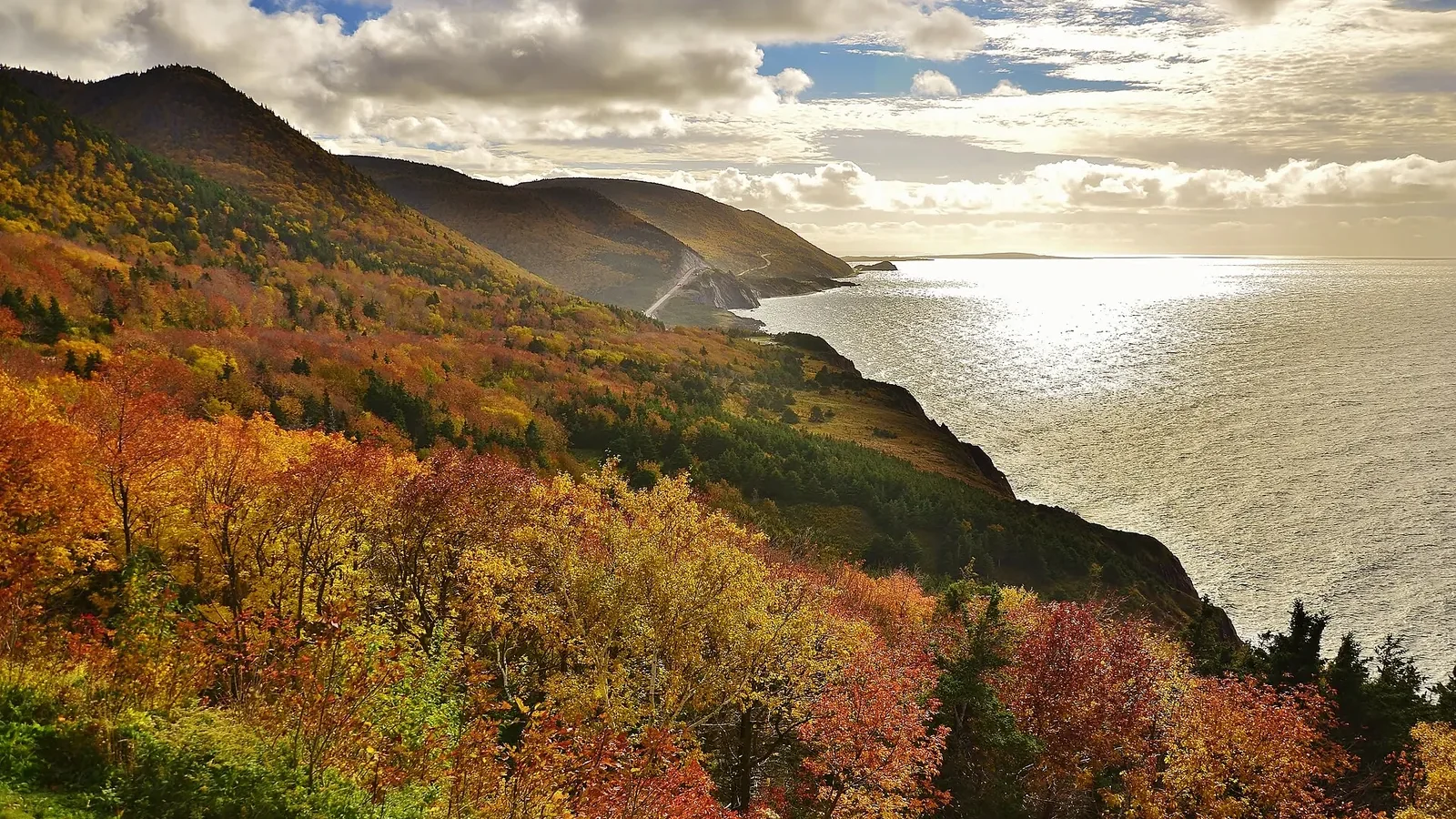 La Cabot Trail serpente entre les collines aux couleurs d'automne, au Cap-Breton